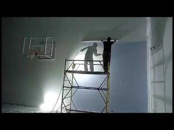 безвоздушная покраска стен спортзала.