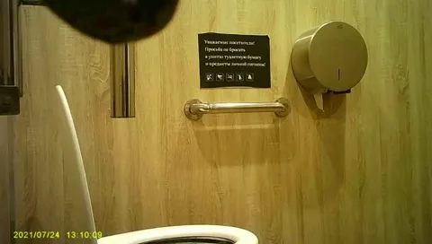 Девушка писает в туалете [ 