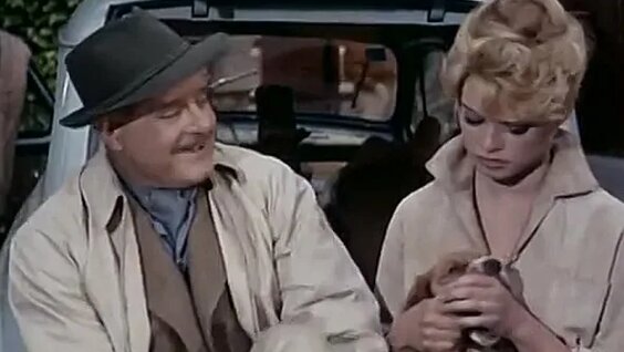 Әйелдің өзін арқанмен және кісенмен байлап жатқаны түсірілген порно видео