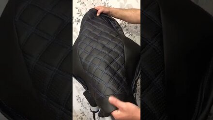 Клиент Александр Наумов вскрывает посылку с чехлами Респект