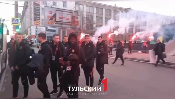 Болельщики "Арсенала" устроили файер-шоу перед матчем с "Соколом" — Виде...