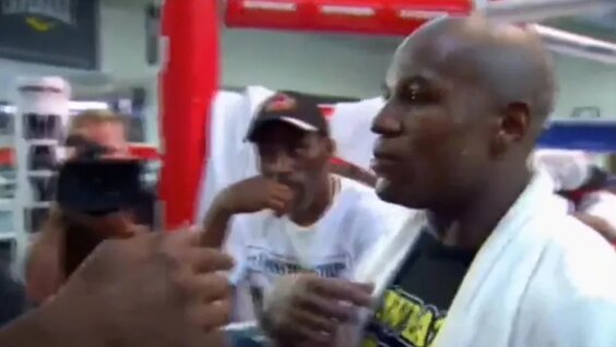 Знаменитый скандал Мейвезеров в зале в 2011 году (русс.яз.) — Видео от This is Boxing