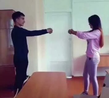 Glamorous kaltaklar issiq musht oynaydi