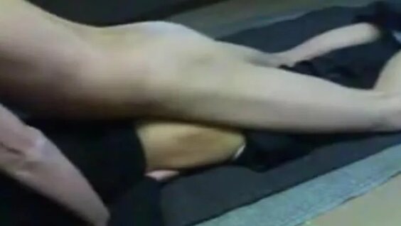 Үстел астындағы жасырын камера колготки түсіреді