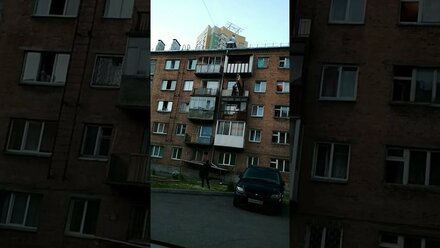 Сброс дивана с 4 этажа. Красноярск, ПЖ 11Б. Берегите свои головы. 09.07.2021