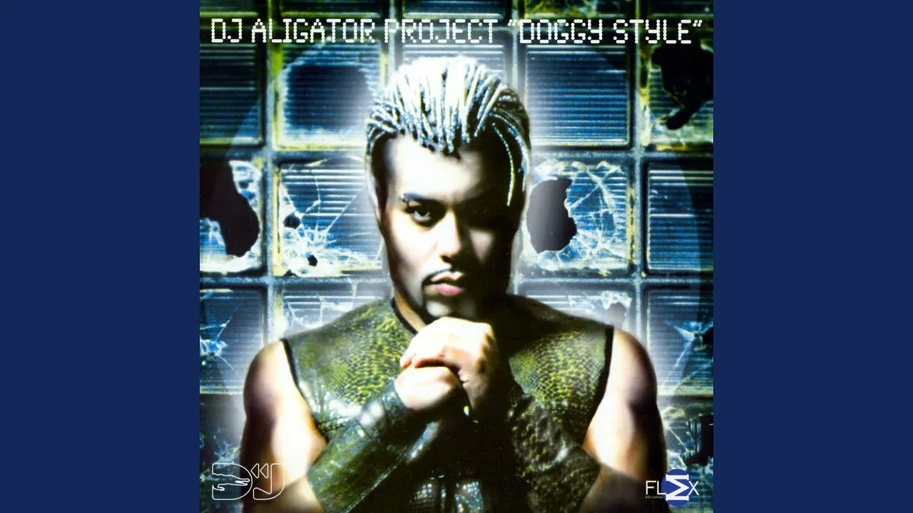 Догги стиліндегі әдемі жалаңаш балапандар