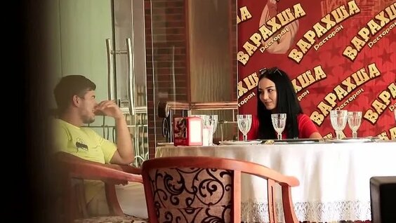 yoqolgan va mushukni yalaydi