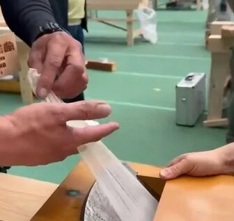 Конкурс по строганию древесины на самую тонкую деревянную стружку — Видео от Самые невероятн...
