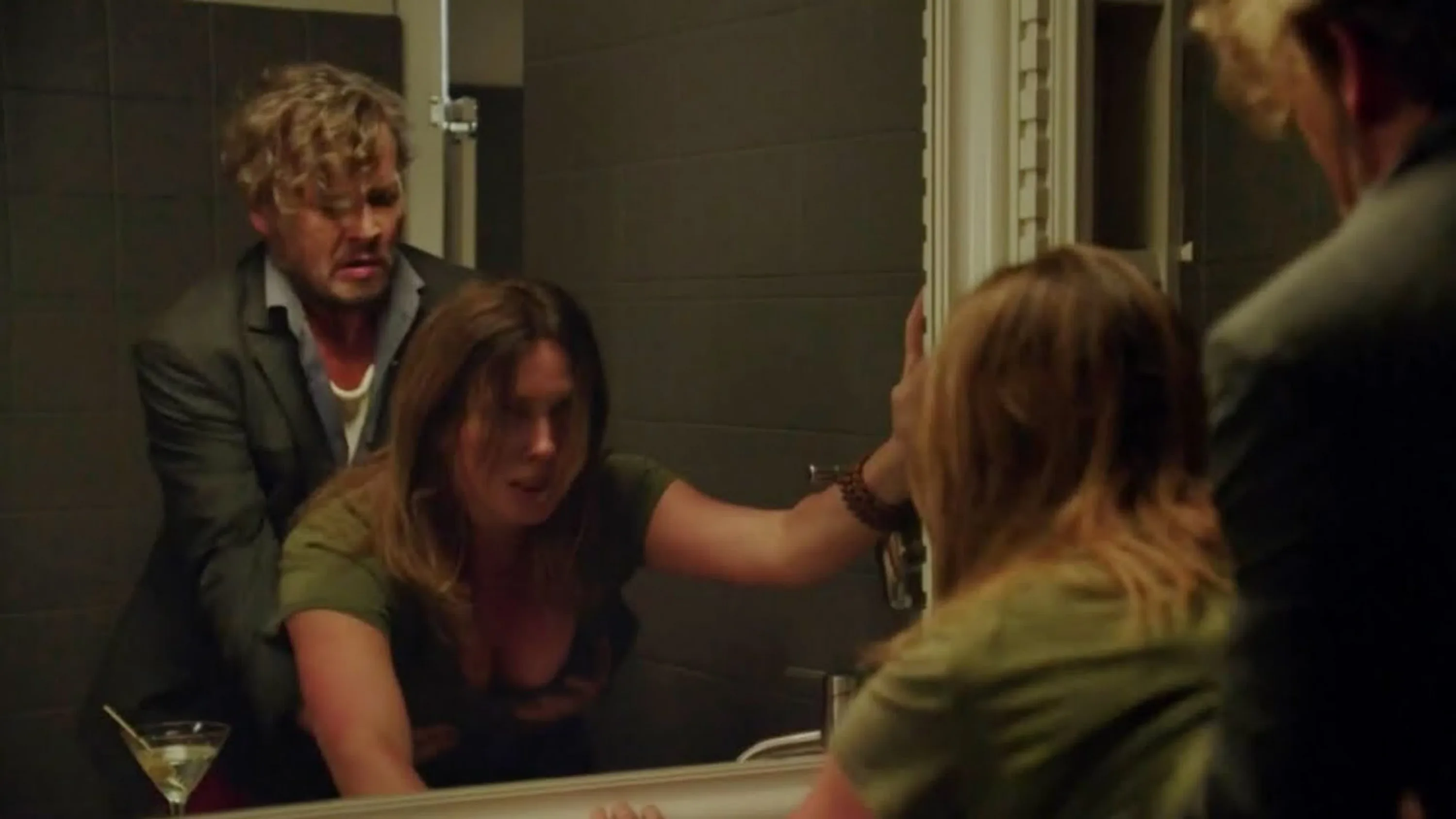 Жігіт қыздың кеудесін ұстайды (видео)