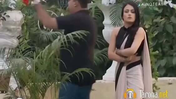 Ayollar oyoqlari orasidagi jingalaklarning havaskor fotosurati