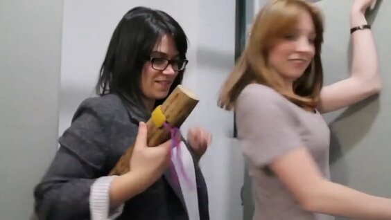 U ozini uning orqasiga joylashtirdi va uni sikishni boshladi.