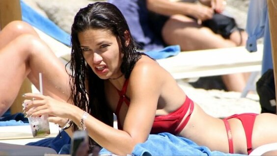 Paypoq va katta kokrakli yubkalardagi porno gozallar