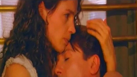 Qora ayolning mushukidan oqib chiqadigan sperma