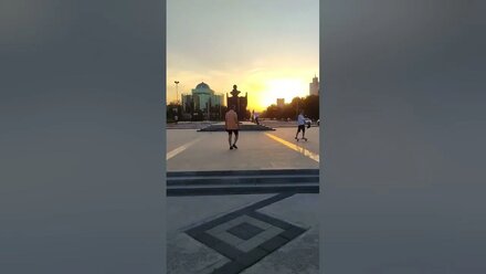 Метро Космонавтов в Ташкенте. Скейтеры резвятся