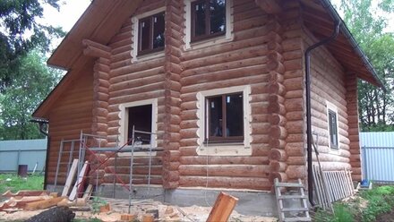 Изготовление лысок, установка откосов и деревянных наличников в бревенчатом доме