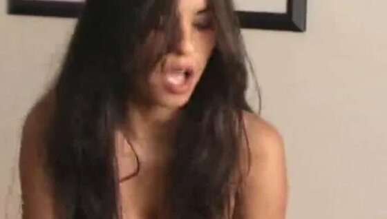 Диванда жатқан әдемі қыз