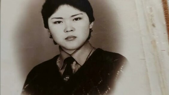 Қаралар тобыр бір арық ақ қаншықты теріп жатыр.