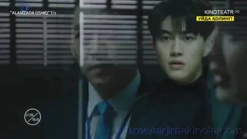 Osmir kamera qarshisida minaj qilishni organmoqda.