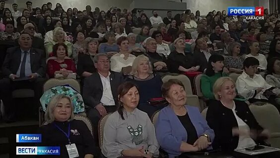 Лесбиянка аққұбаның джинсы шалбарын шешіп жатыр.