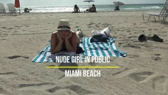 Nude Girl Público Caminhando Na Praia 