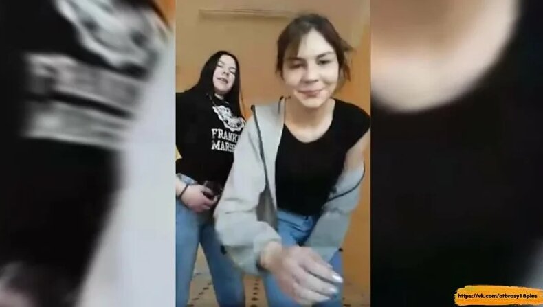 Пошлые школьницы танцуют в перископе periscope