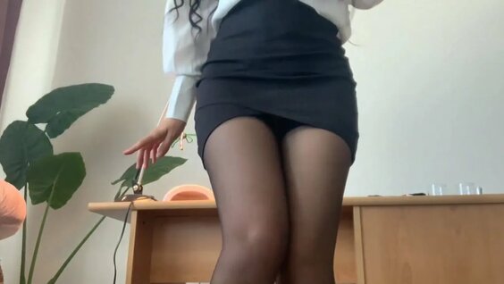 Külotlu çorap va mini yubka kiygan sexy kotiba