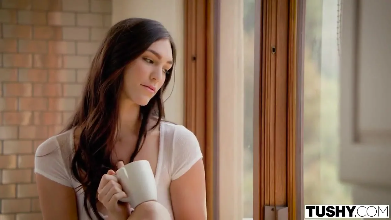 Холли Майклс асүйде өзінің тар жопасын алады