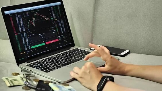 человек выбирает между разными криптовалютными кошельками на экране ноутбука