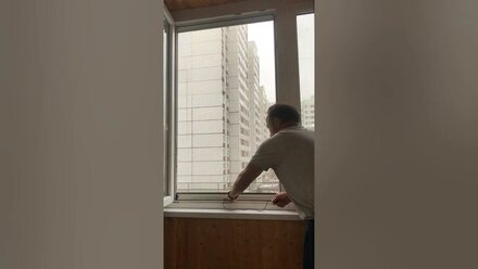 Рулонная москитная сетка на пластиковом окне. Как она работает.