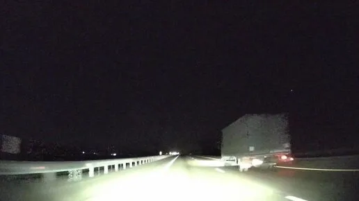 Сазан балықты еліктеп жатқан ер адамның видеосы