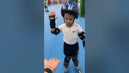 Это Давид, ему 2 года и это его 1 урок на роликах в Омске ❤️