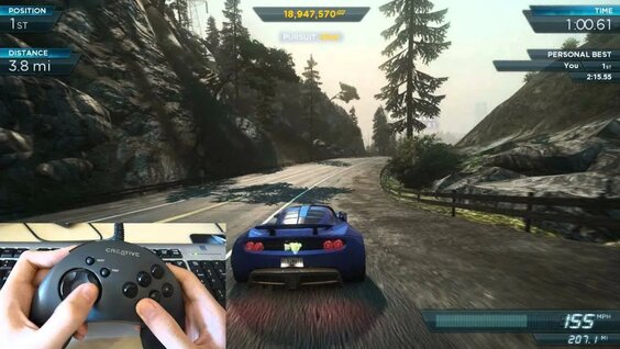 группа друзей играет в гоночные игры с геймпадами