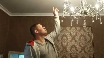 Ремонт натяжного потолка. Порвался возле люстры.