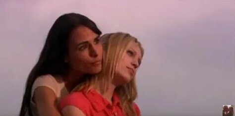 Uyda kichkina mushukchali qiz bilan jinsiy aloqa