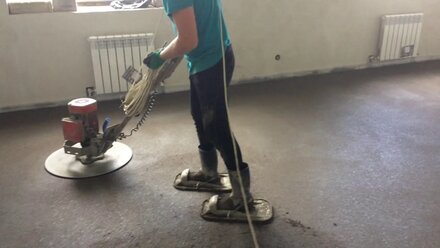 Процесс затирки полусухой стяжки пола в коттедже п. Борисоглебск