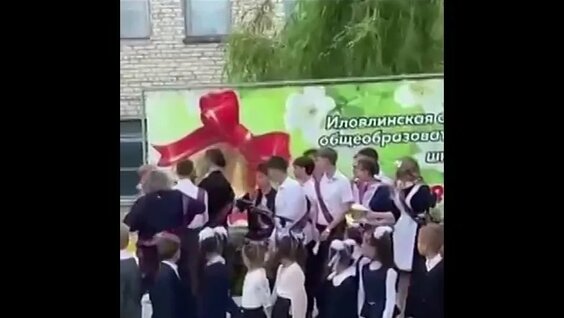 Лапают одноклассницу 