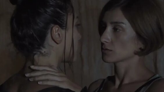 Onlayn jamoat transportida porno tomosha qiling