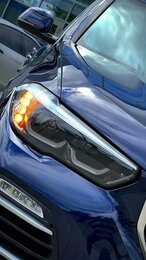 Видели такой BMW X5? Синий кузов, оранжевый салон. Любуемся и клеим на него антигравийную пленку!