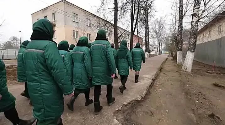 Видео Как девчонки сидят за закладки откровения из женской колонии 3 ...