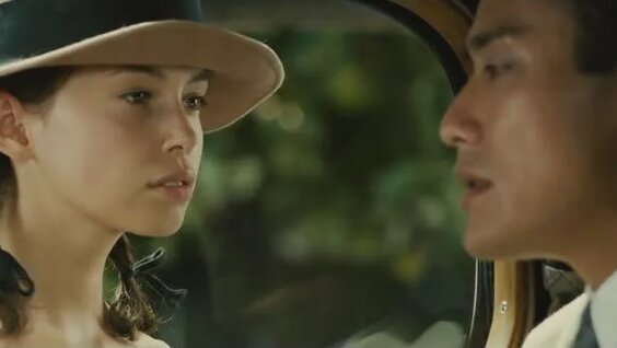 Әйелі қынапшасын көпшілік алдында көрсетеді