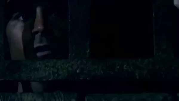 Салқын аққұба Никки Бенц өзінің салқын денесін көрсетіп, сикке секіреді