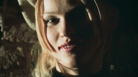 Yosh nudist juftliklar