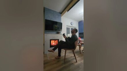 Юристы тоже люди и тоже любят гитару. А еще любят русский рок и камины