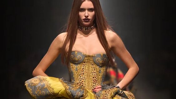 Показ коллекции Versace Осень-Зима 2025-2026 — Видео от Мода