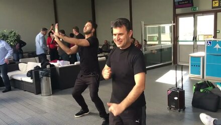 2016-11-20 Тез Тур на Тенерифе. Ведущий Александр Снегирев делает танцевальный флеш-моб в аэропорту