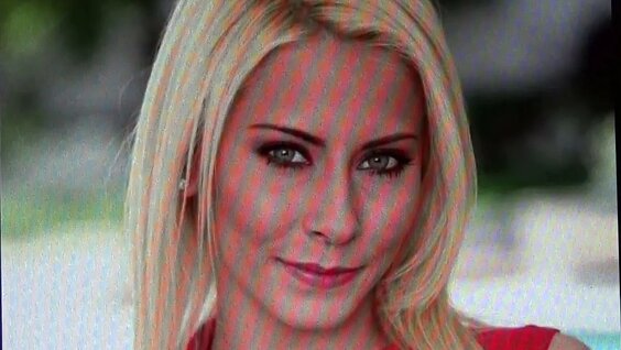 Ер адам көлікке мініп кетіп бара жатыр