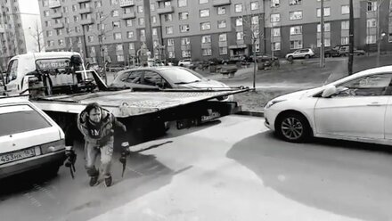 Человек в Колпино упал с эвакуатора!