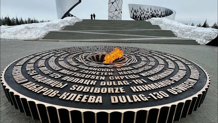 Пешком по мемориалу «Мирным жителям СССР - жертвам нацистского геноцида» перед открытием.