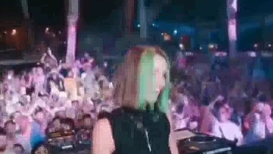 Дикке отырады және есекті жалайды