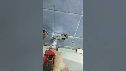 Реноватор AEG. Хорошая подружка, даже для сантехника. 💦Демонтаж плитки #шортс